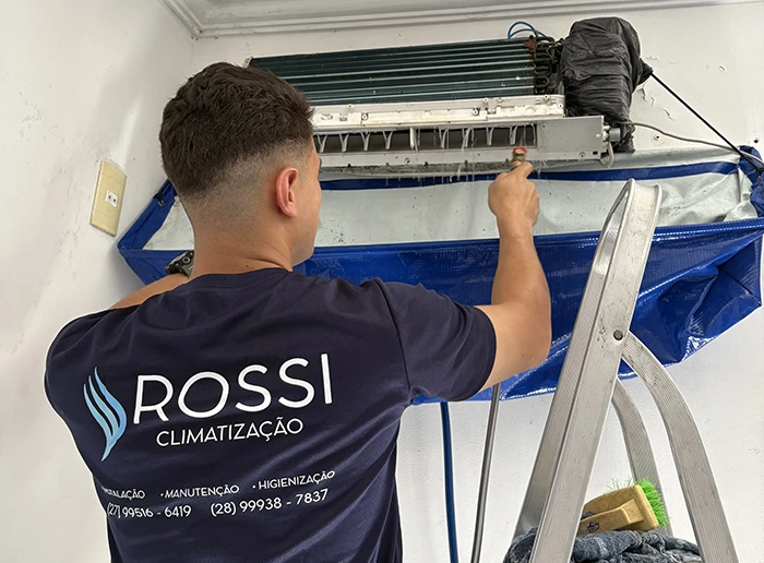 Técnico verificando Ar-Condicionado